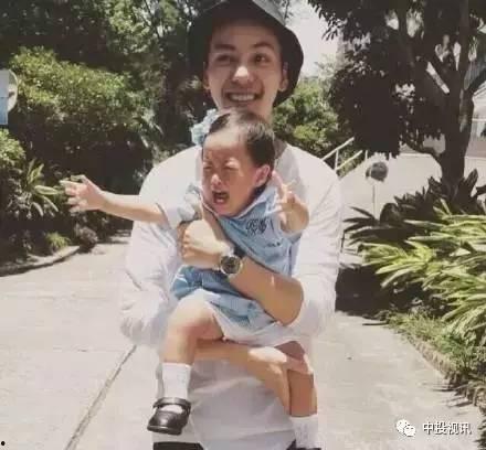 吃瓜抱着小孩,守护幼小心灵